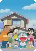 Una chica anime con cabello largo, rosa claro, sosteniendo un teléfono y tomándose una selfie. Se encuentra en una vibrante calle de la ciudad bajo la brillante luz del día.