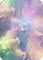 Una niña mística con forma de árbol. Tiene cabellos florales, rodeados por un bosque verde brillante y de ensueño.