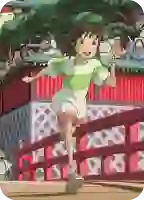 Totoro de una película de Miyazaki sosteniendo un paraguas y dos niños escondidos juguetonamente en un campo de hierba exuberante bajo un cielo azul brillante.