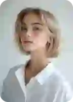 Un retrato fotorrealista de una mujer con cabello dorado y rizado, su piel suave claramente visible bajo la brillante luz del sol.